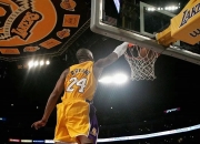 体育明星们在场上展现出色表现，创造奇迹